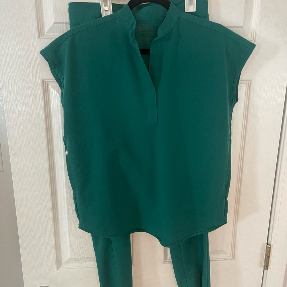 FIGS Hunter Green Scrub Set